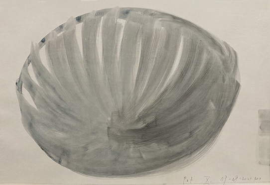 Marcel Peltier – "Pot" (2024): Abstrakte, monochrome Darstellung einer schalen- oder gefäßartigen Form in Grau- und Weißtönen auf Papier (2024). Breite, halbtransparente Pinselstriche verlaufen bogenförmig von der Mitte nach außen und erzeugen Volumen, Tiefe und eine ruhige Rotation. Die weichen Übergänge, sichtbaren Überlagerungen und offenen Ränder verleihen der Form eine fragile, prozesshafte Qualität und lassen sie zwischen Zeichnung, Malerei und Objektanmutung oszillieren.