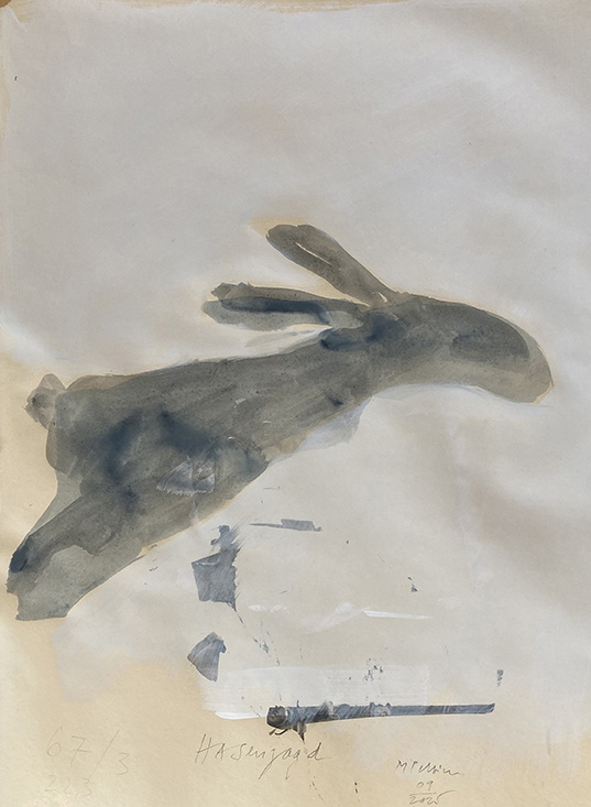 Marcel Peltier – „Hasenjagd“ (2025): Abstrakte Darstellung eines Hasen in seitlicher Ansicht auf hellem Papier. Die Figur ist aus grauen, transparenten Pinselstrichen aufgebaut; Überlagerungen und offene Ränder lassen die Form zwischen Zeichnung und Malerei oszillieren.