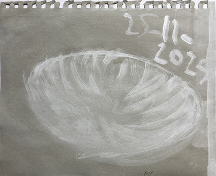 Marcel Peltier – "Schale" (2024): Abstrakte Darstellung einer schalenförmigen, leicht gekippten Form in hellen Grau- und Weißtönen auf Papier. Locker geführte, kreisförmig verlaufende Pinsel- und Wischspuren erzeugen eine offene, rotierende Struktur mit zarter Tiefenwirkung. Die Form wirkt skizzenhaft und fragil; transparente Schichtungen, der sichtbare Papiergrund sowie handschriftliche Datumsangaben am oberen Rand unterstreichen den prozesshaften und experimentellen Charakter der Arbeit.