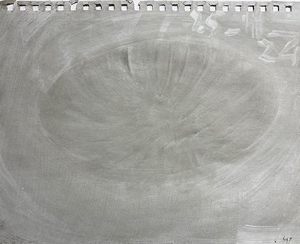 Marcel Peltier – "Schale" (2024): Abstrakte, monochrome Darstellung einer schalen- oder muldenartigen Form in hellen Grau- und Weißtönen auf Papier. Feine, kreisförmig nach innen geführte Pinsel- und Wischspuren erzeugen den Eindruck von Tiefe und Rotation. Die reduzierte, nahezu aufgelöste Form wirkt ruhig und kontemplativ; transparente Schichtungen und der sichtbare Papiergrund betonen den prozesshaften Charakter der Arbeit.