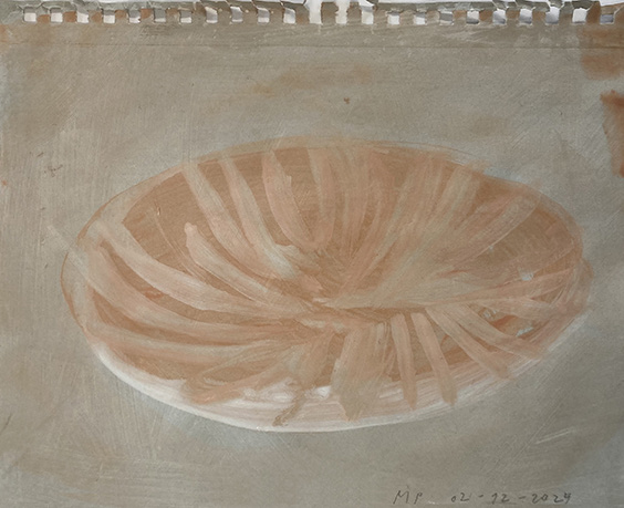 Marcel Peltier – "Schale" (2024): Abstrakte, monochrome bis erdtonige Darstellung einer schalenförmigen Struktur auf hellem, leicht strukturiertem Hintergrund. In lasierenden Beige- und Ockertönen sind kreisförmige, nach innen verlaufende Pinselstriche sichtbar, die Tiefe und Rotation andeuten. Die Form wirkt fragil und prozesshaft, mit transparenten Schichtungen, weichen Übergängen und sichtbaren Spuren des Malvorgangs; der skizzenhafte Charakter des Papiers bleibt erkennbar.