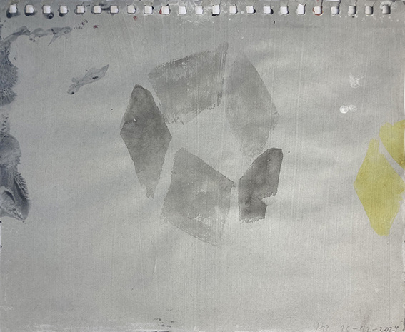 Marcel Peltier – "Kral" (2024): Abstrakte, monochrome bis leicht farbakzentuierte Komposition auf Papier (2024). In hellen Grau- und Weißtönen sind fragmentierte, geometrisch anmutende Formen zu sehen, die locker im Bildraum schweben. Transparente Schichtungen, verwischte Flächen und offene Ränder erzeugen eine fragile, skizzenhafte Wirkung. Ein zurückhaltender gelblicher Farbakzent am rechten Rand setzt einen leisen Kontrast und betont den prozesshaften, experimentellen Charakter der Arbeit.