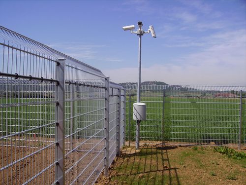 Unser Detektionssystem auf einem Dreifachstabgitter-Sicherheitszaun, wie es beim Kunden implementiert wurde. Wo Detektion und Kamera zusammenarbeiten