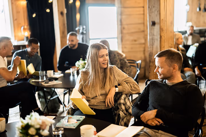 To deltakarar i Favna sitt leiarkurs snakkar saman