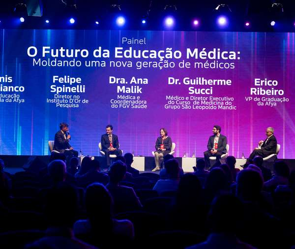 Painel O Futuro da Educação Médica no palco do Afya Summit
