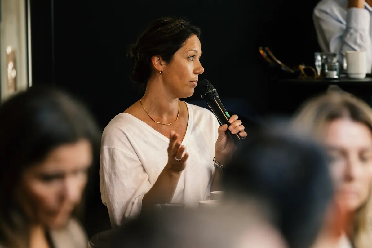 En kvinne som snakker i mikrofon