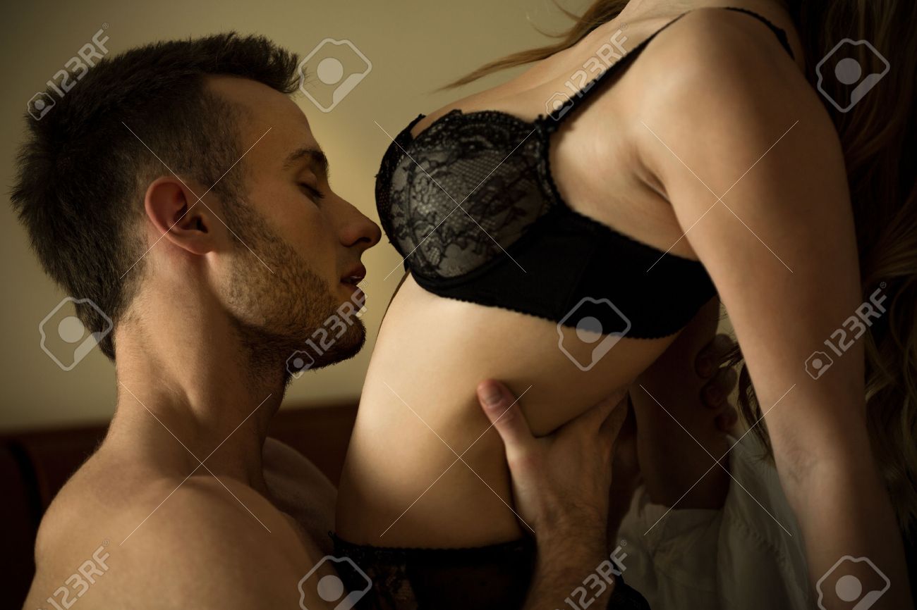 Young handsome man kissing his pretty slim woman's body - 37492352