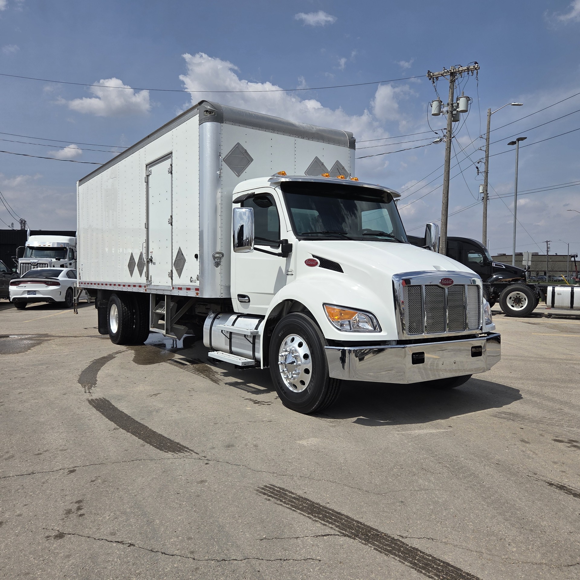 2024 Peterbilt 536 24' Box Truck