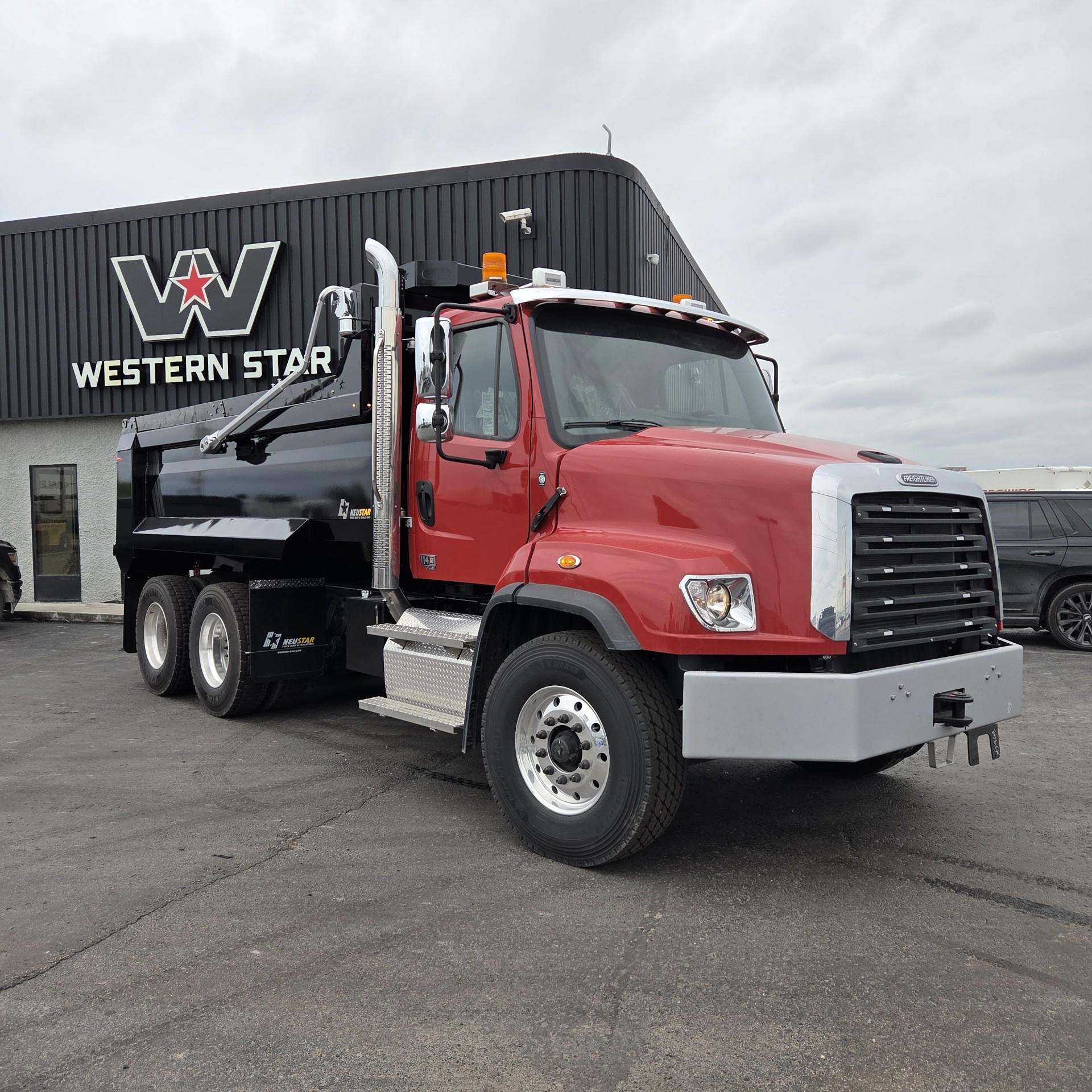 Freightliner 114SD Neustar Box