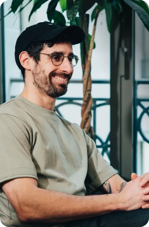 Un membre de l’équipe Mozza sourit pendant un échange en atelier