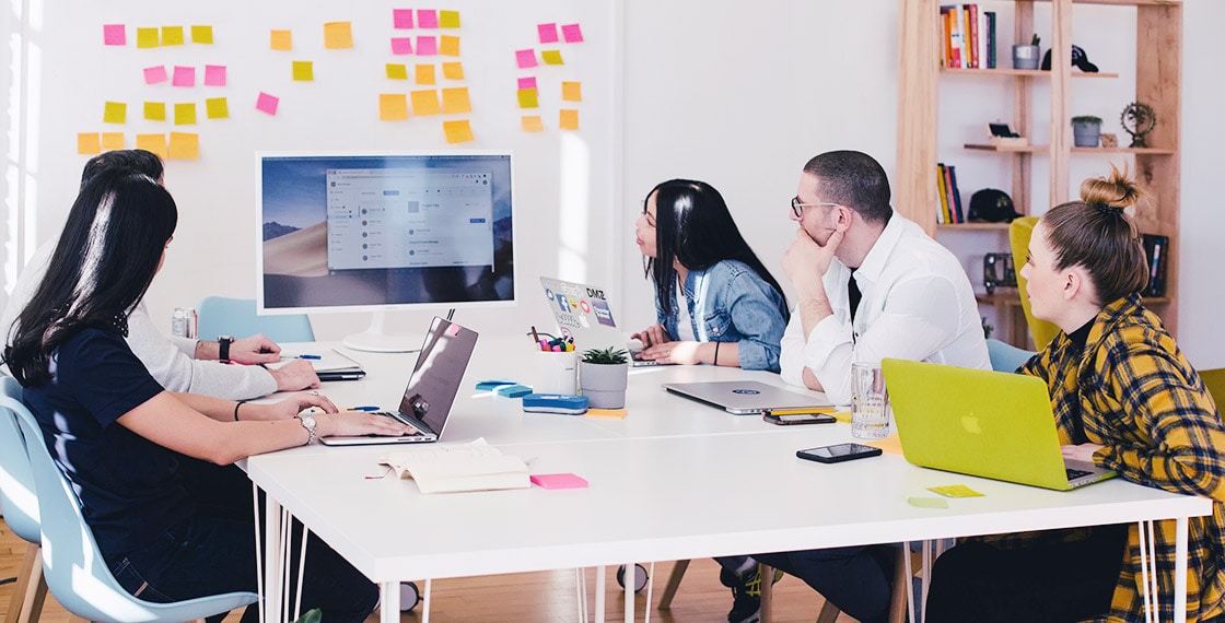 picture of woman leading a desig team in a meeting