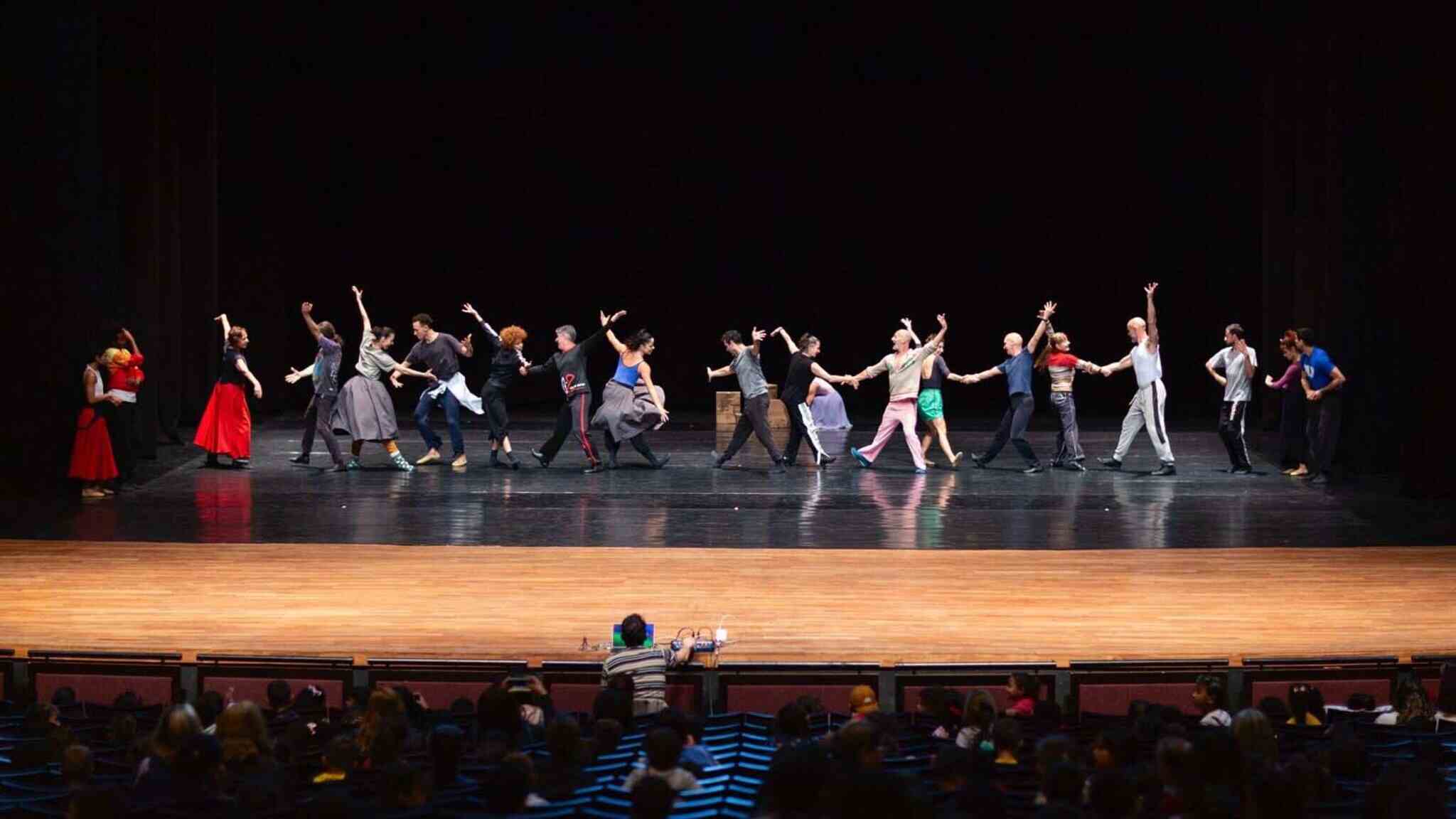 O Teatro Guaíra surpreende com uma montagem inovadora de 'O Quebra-Nozes', reunindo dança, música erudita e elementos circenses.