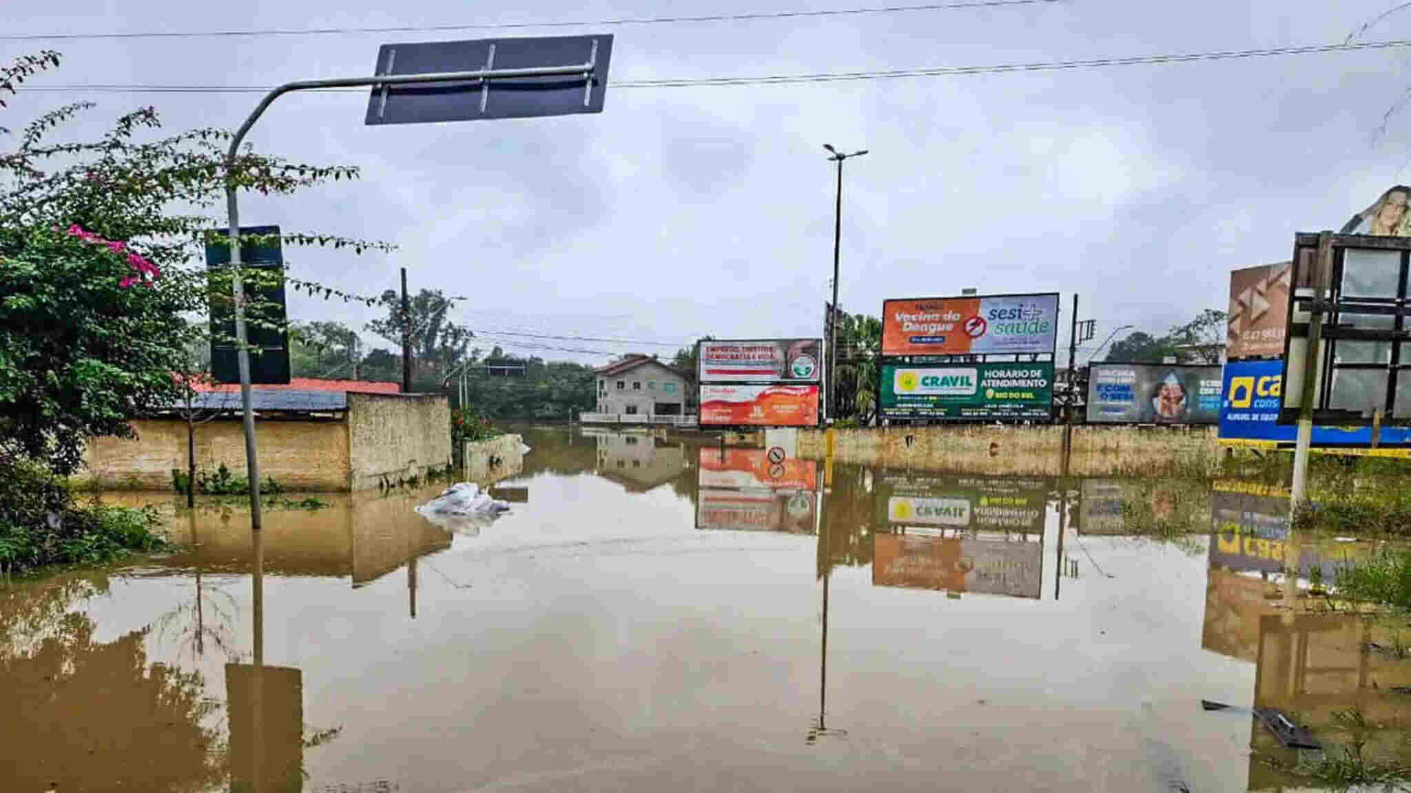 Oito cidades de Santa Catarina decretam situação de emergência devido às fortes chuvas.