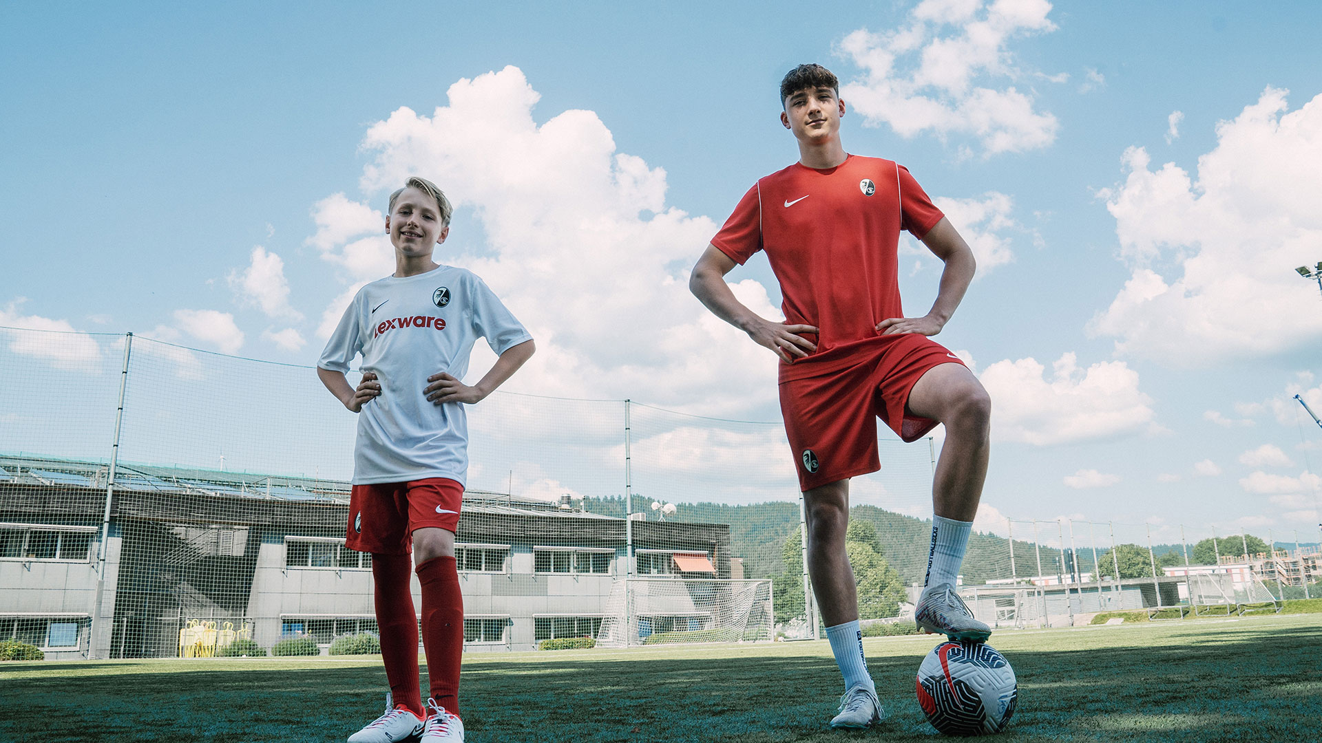 Zwei Schüler der Freiburger Fußballschule