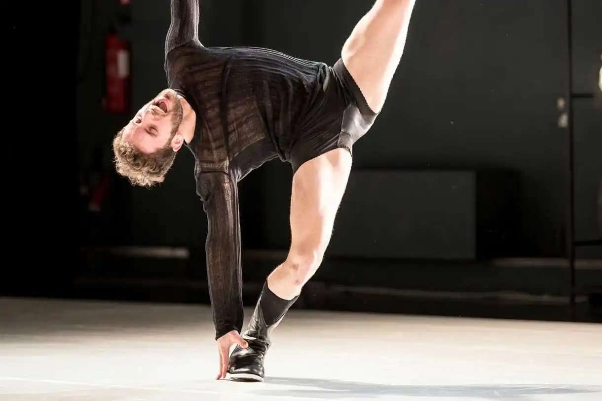 Grand jeté Silvia Gribaudi MM Contemporary Dance