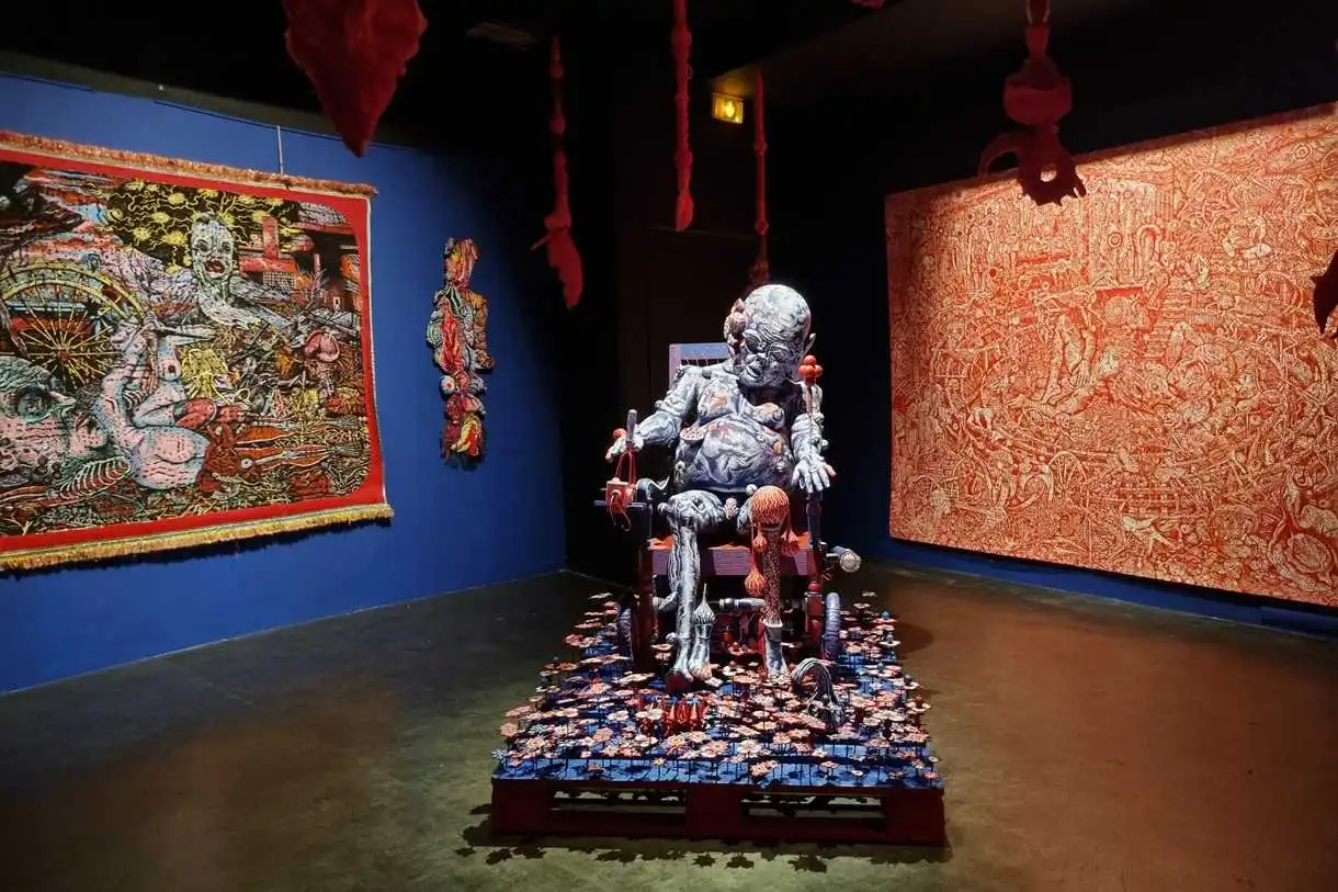 Exposition L'Etoffe des rêves, arts textiles à la Halle St. Pierre