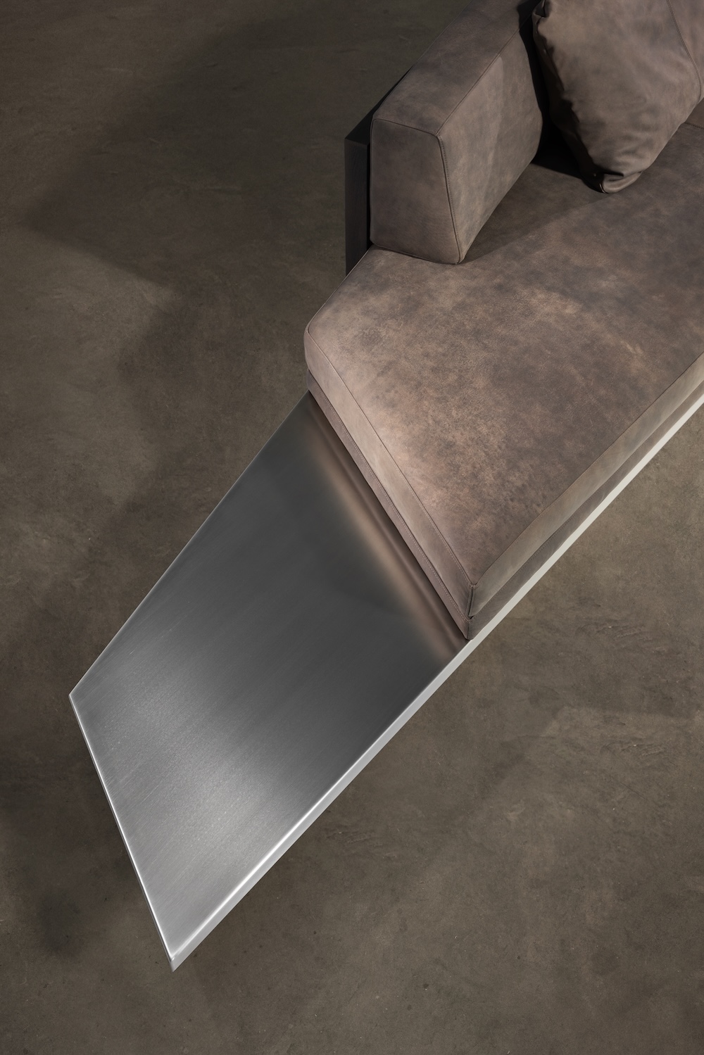 Howard sofa, alternate view 17 - Carlyle Collective