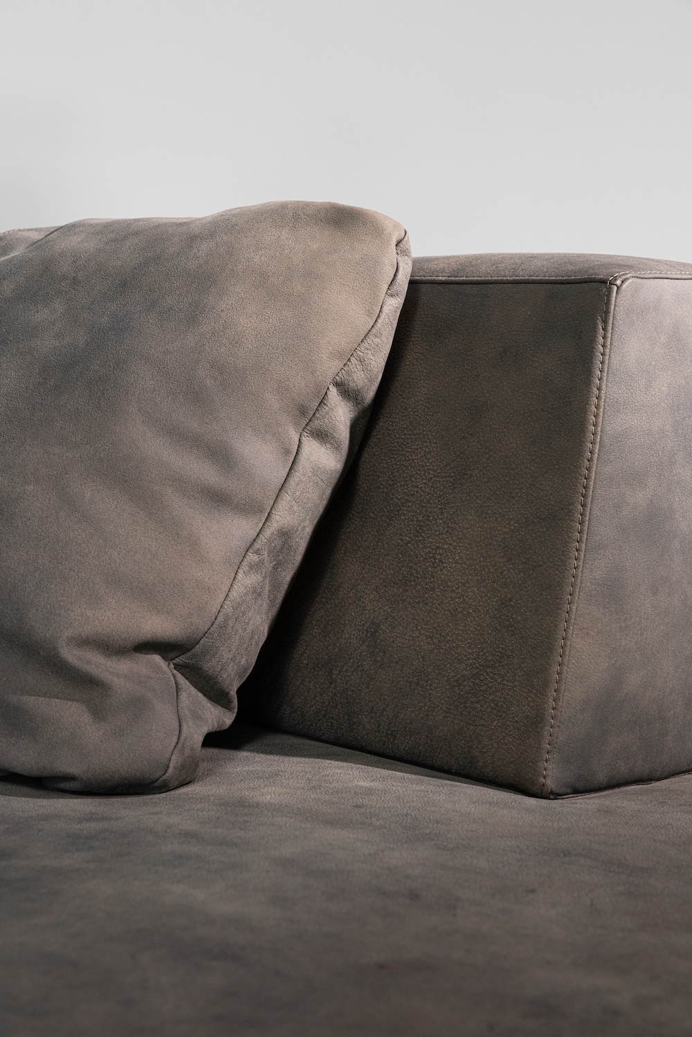 Howard sofa, alternate view 12 - Carlyle Collective