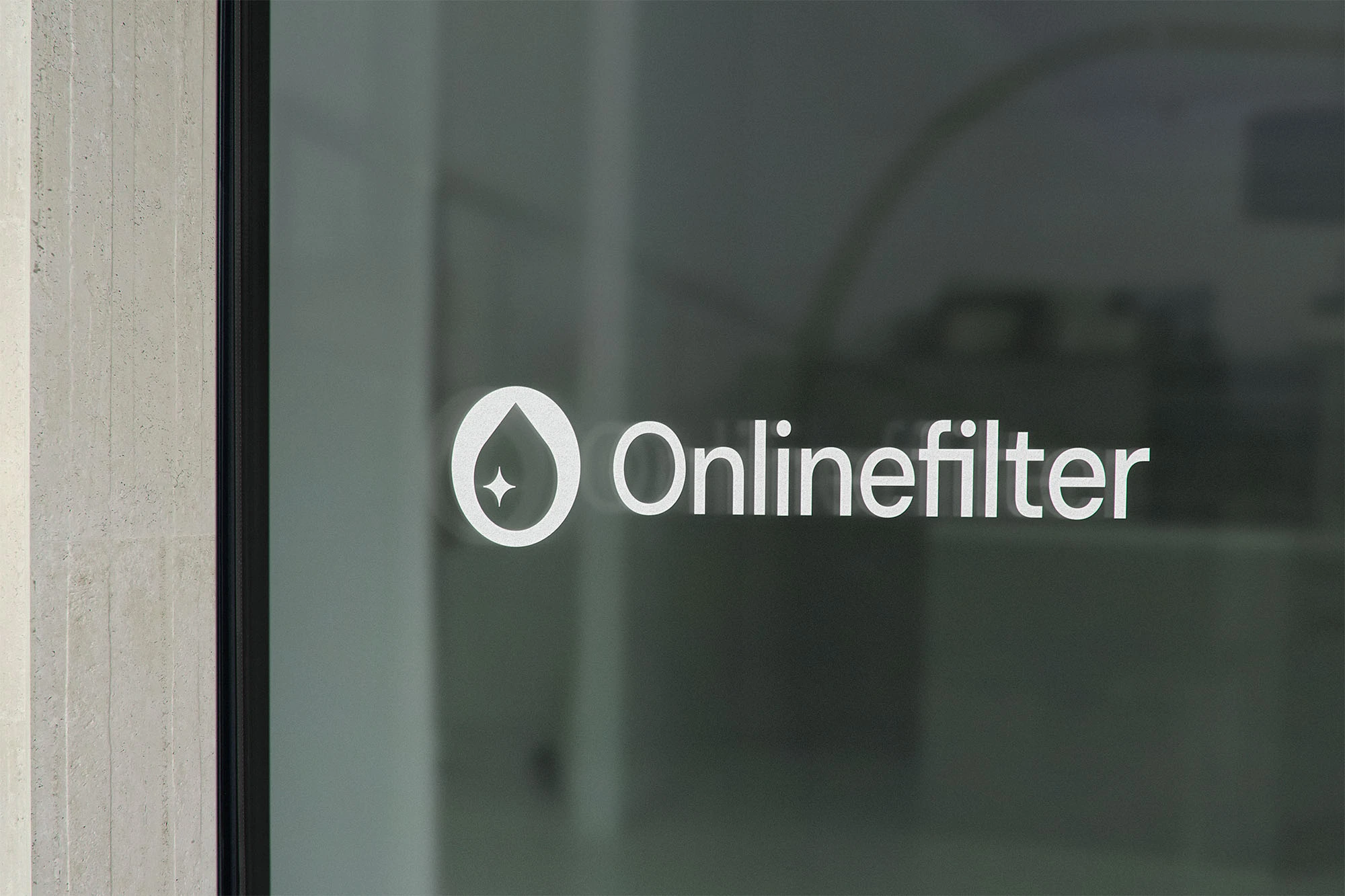 Fönster med onlinefilter logo.