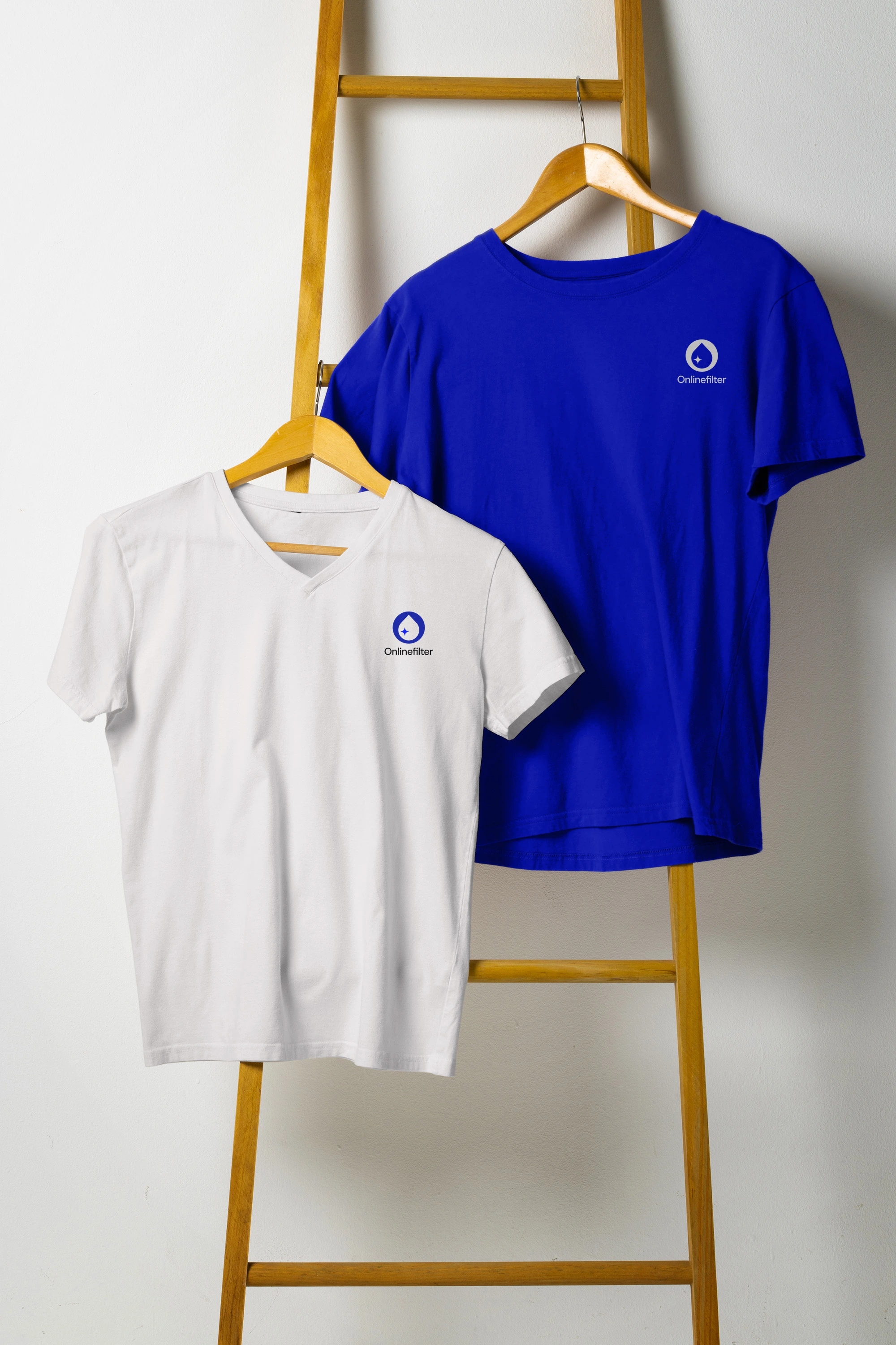 En vit och en blå t-shirt med Onlinefilter logo.