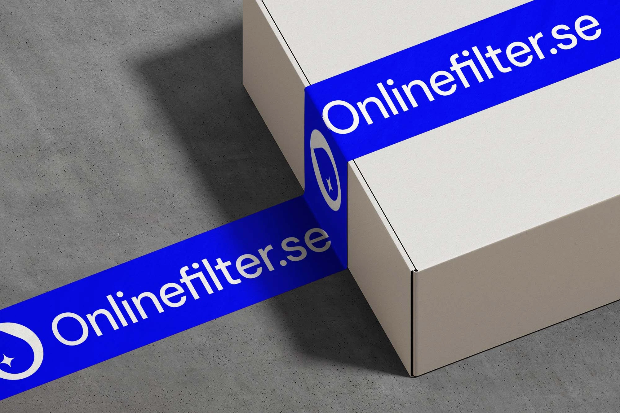 Ett vitt paket med en blå tape.