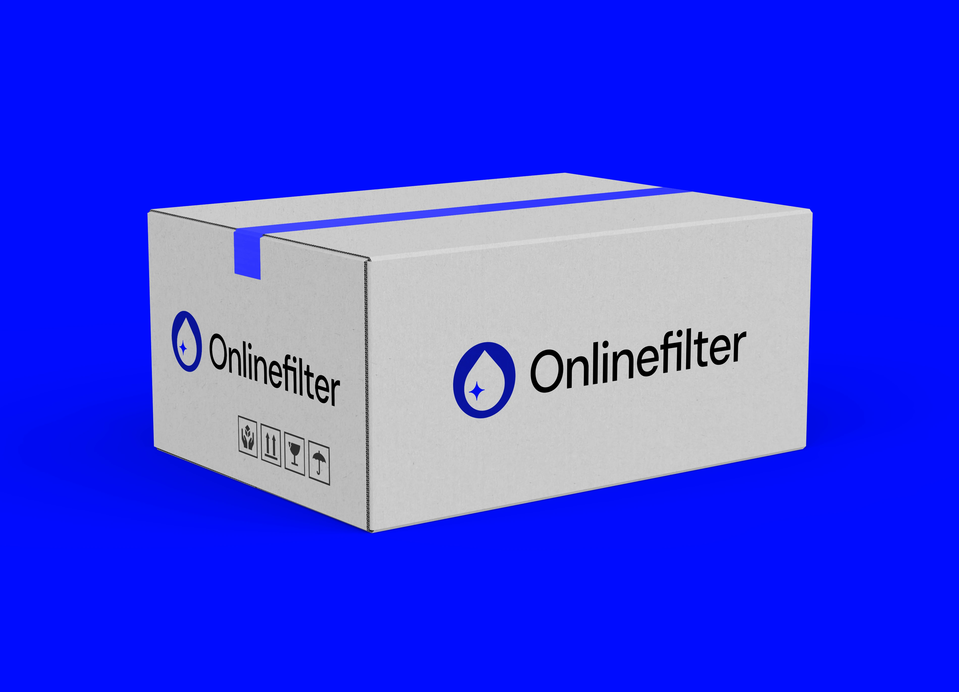 En vit kartong med blå tape mot en blå bakgrund.