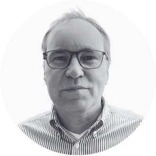 Profilbild av en glad man.