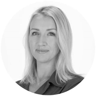 Profilbild av en glad kvinna.