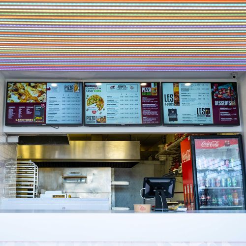 conception d’écran menu TV pour pizzeria Crusty Crust à Montréal, branding et graphisme