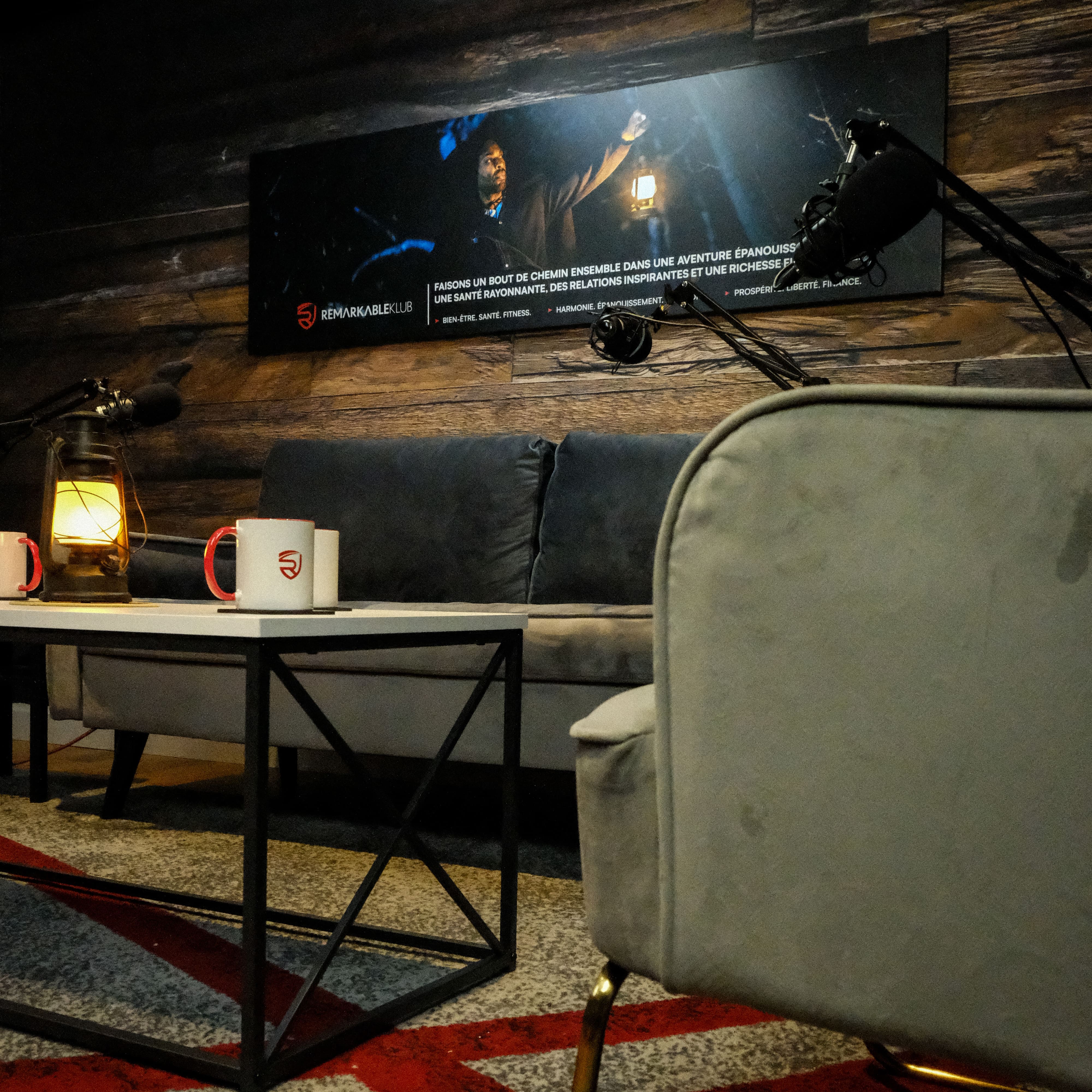 branding complet et design du podcast Remarkable Klub, incluant mugs et visuels