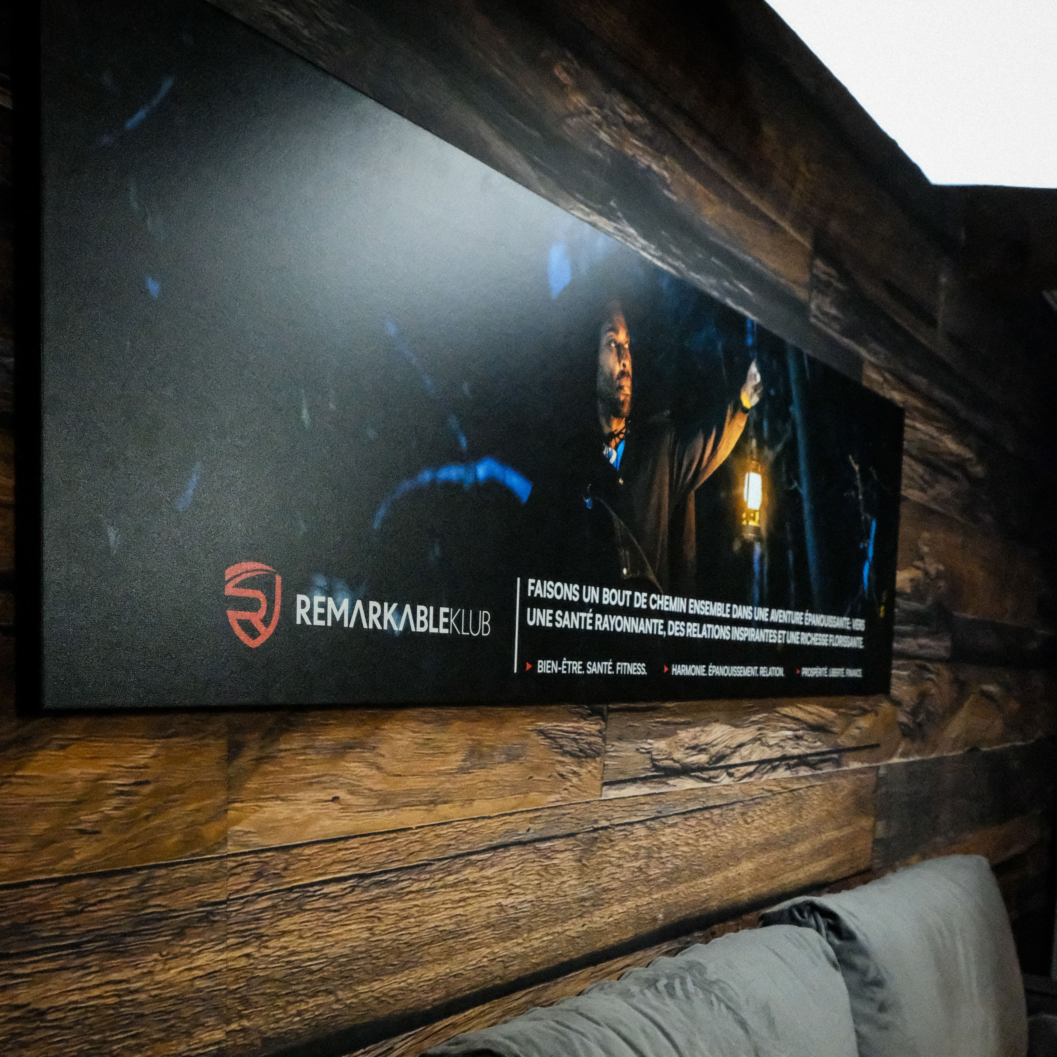 gros plan sur toile de branding pour Remarkable Klub à Montréal, logo et slogan, branding et graphisme