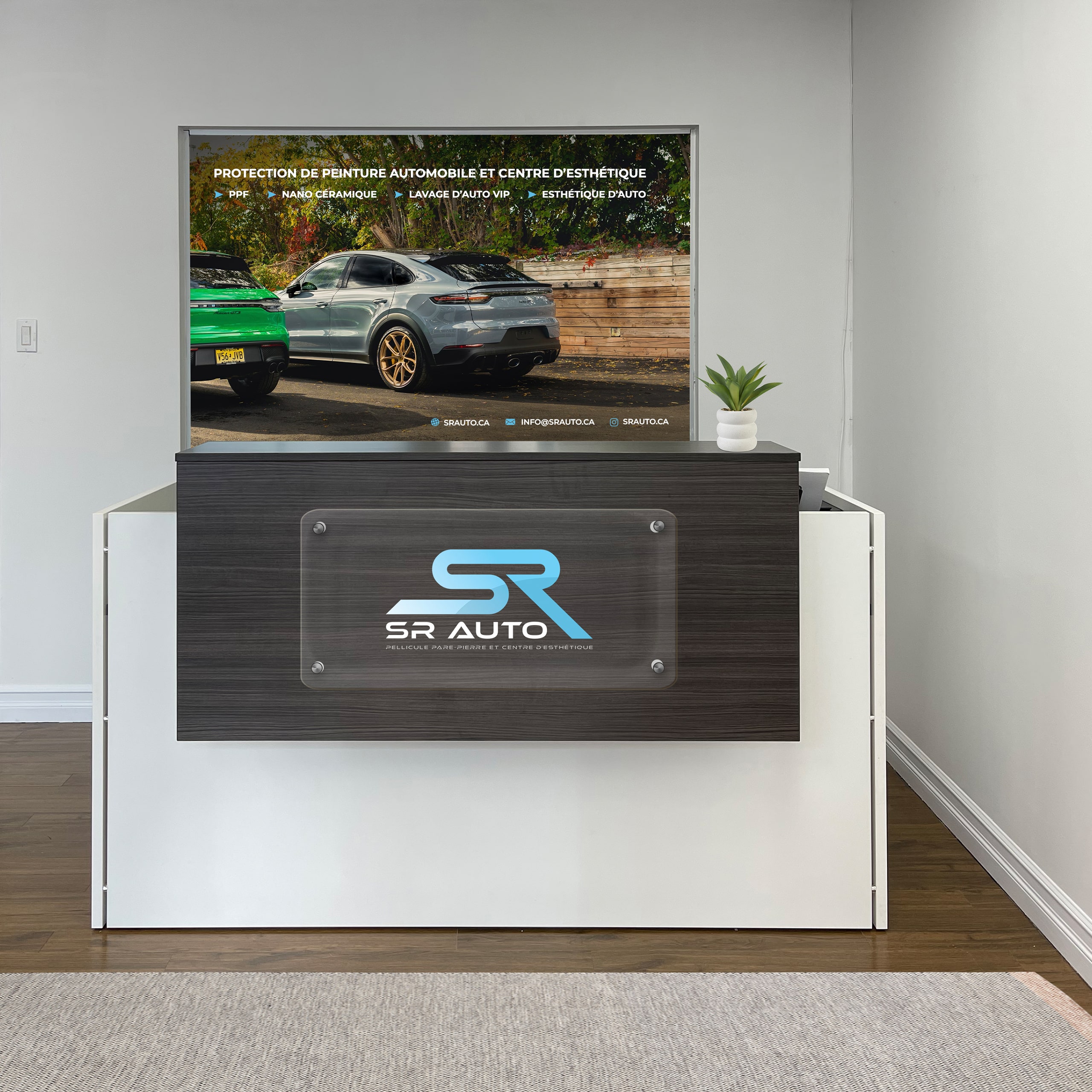 concept de signalétique pour comptoir d’accueil SR Auto à Laval