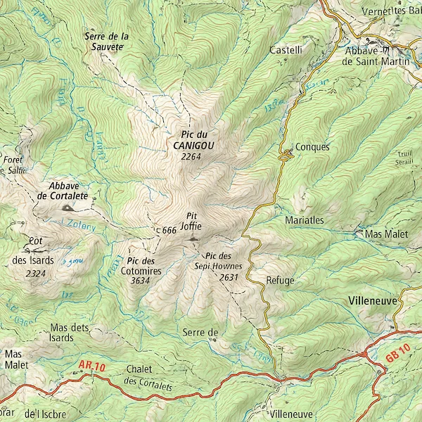 Carte topographique de la région du mont Canigou, avec courbes de niveau, repères d'altitude, sentiers et points d'intérêt à proximité. Les tons verts et beiges évoquent le relief montagneux.