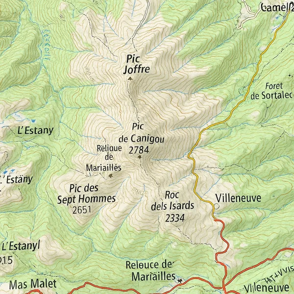 Carte topographique de la région du pic du Canigou, indiquant les courbes de niveau, les sommets comme le pic Joffre et les vallées. Les sentiers et les altitudes sont indiqués ; le relief est en vert et beige.