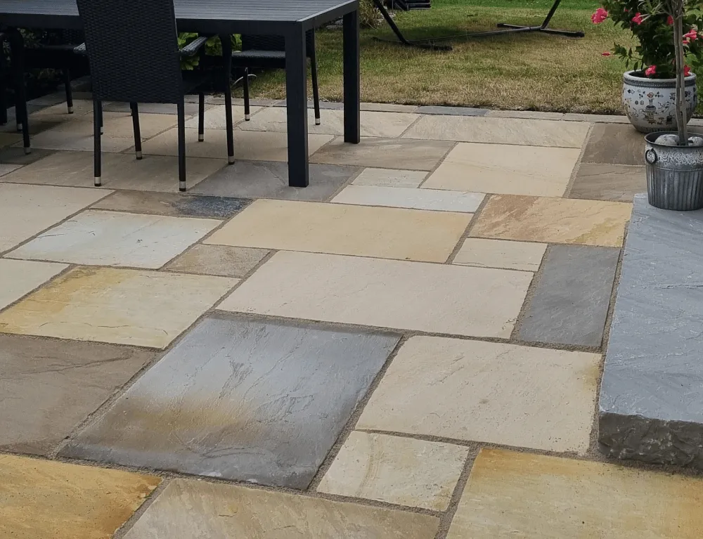 Terrasse lavet af champagnefarvede natursten