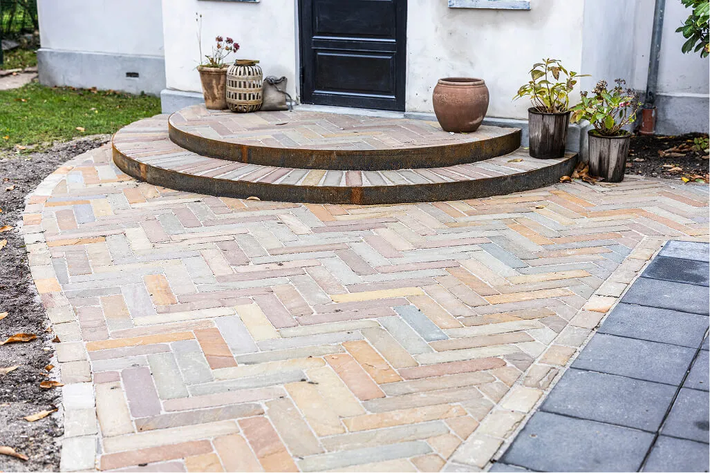 Sildebensmønster af natursten