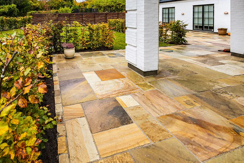 Flisebelagt natursten terrasse