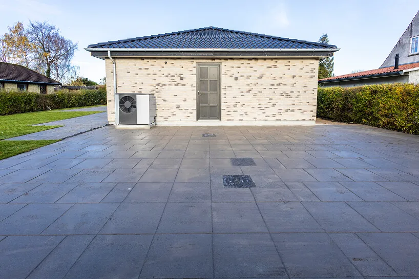 Indkørsel med nylagt fliser 