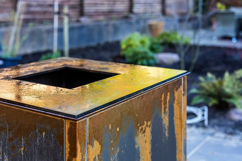 Cortenstål kasse på terrassen 