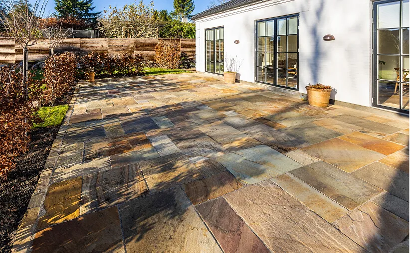 Terrasse med forskellige farvet natursten