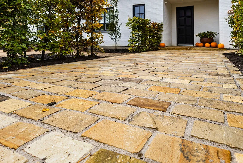 Gangsti med natursten