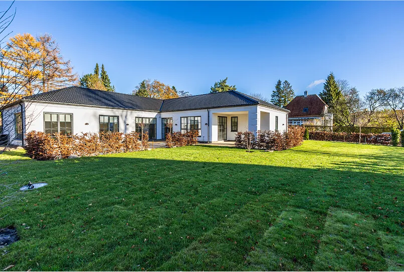 Nylagt græsplæne ved hus