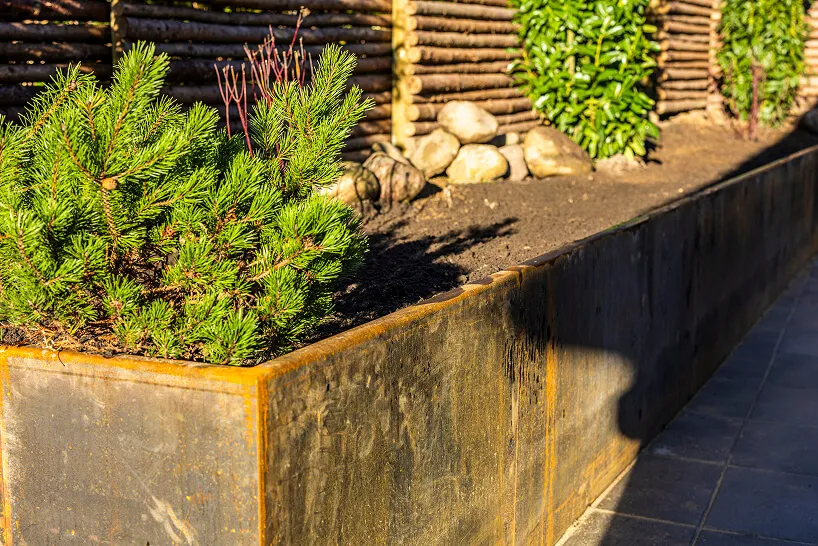 Højbed lavet af cortenstål