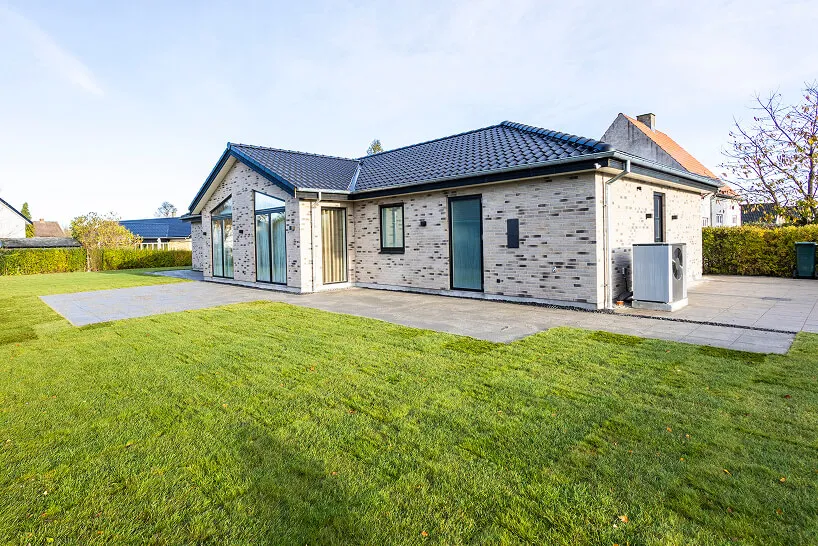 Nylagt rullegræs og fliser 