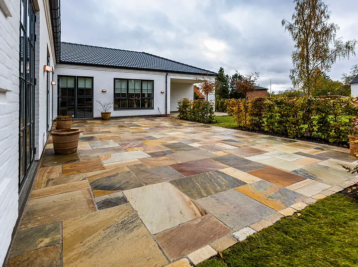 Brolægning af natursten i forskellige farver