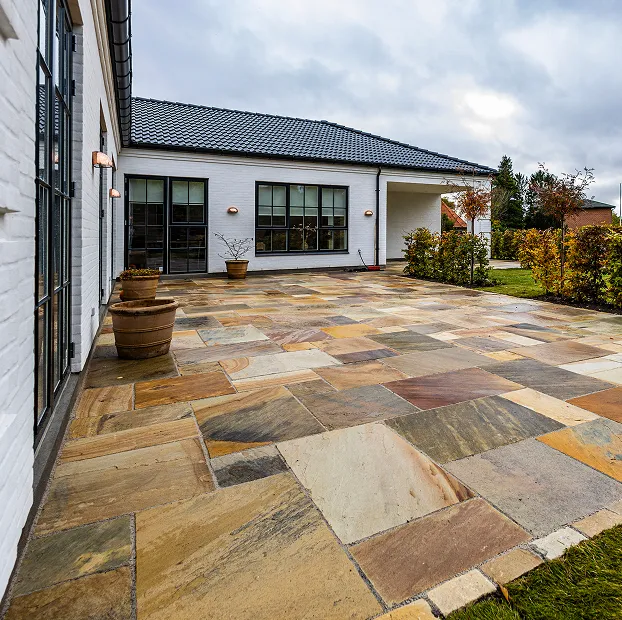 Brolægning af natursten i forskellige farver