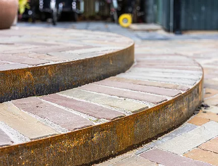 Sildebensmønster trappe med natursten