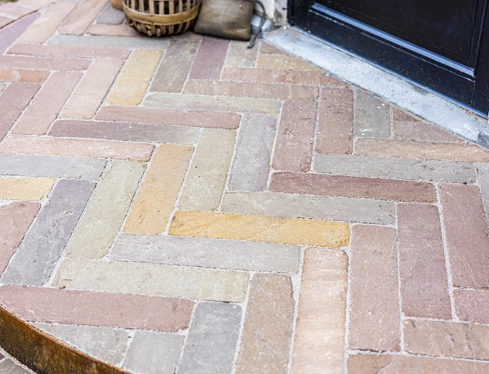 Sildebensmønster trappe med natursten