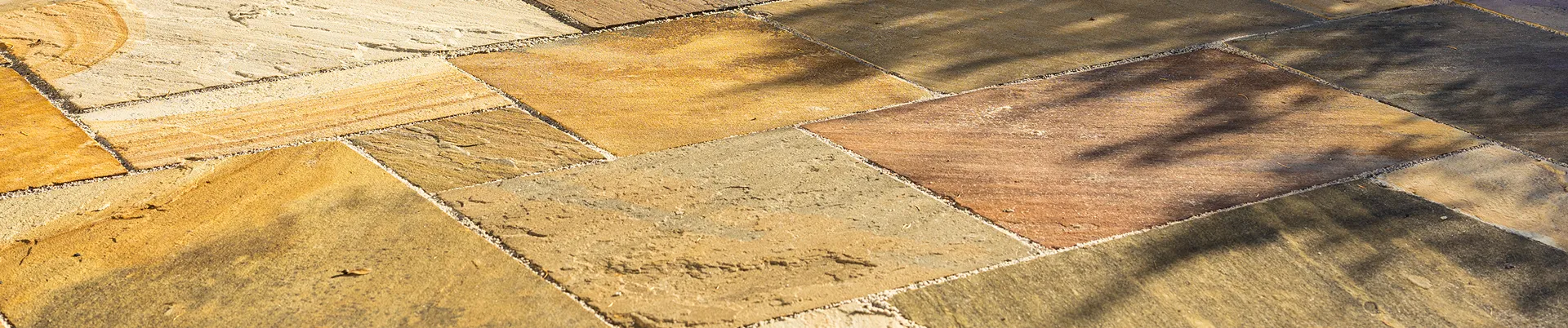 Varme farver af natursten belægning