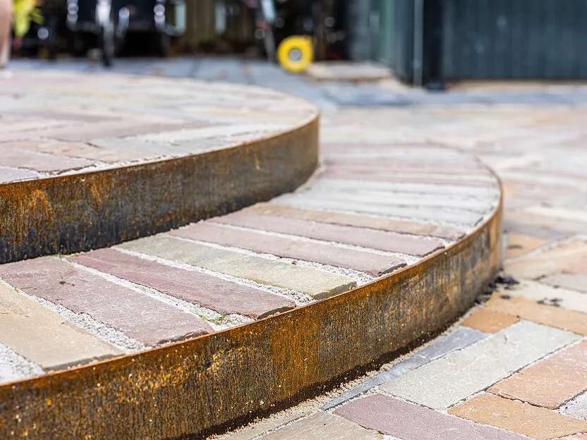 Nærbillede af de bueformede trappetrin udført i præcisionsskåret natursten.